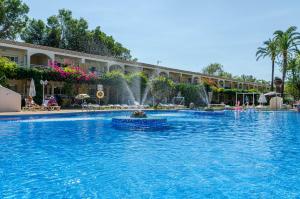 阿尔库迪亚港Mariner Club的中央设有喷泉的大型游泳池