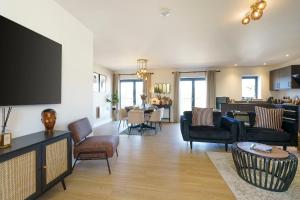 布里斯托Alba - 2 Bedroom Luxury Apartment by Mint Stays的客厅配有沙发和桌椅