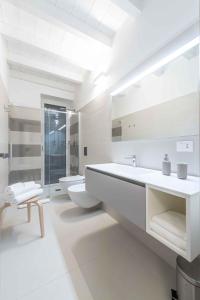 奥托纳Le Dimore的白色的浴室设有2个盥洗盆和1个卫生间。