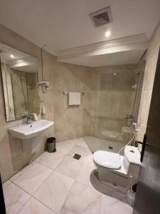 阿哈达Al Muhaidb Al Taif Hotel的一间带卫生间和水槽的浴室