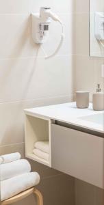 奥托纳Le Dimore的白色的浴室设有水槽和毛巾。