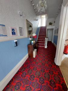 托基帕特里夏酒店的走廊上设有楼梯和红地毯