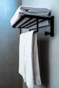 塞代拉Casa Rural San Andrés de Teixido的浴室内带白色毛巾的毛巾架