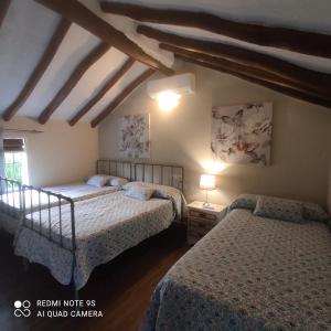 塞特尼尔La Casa De La Abuela的一间卧室,配有两张床