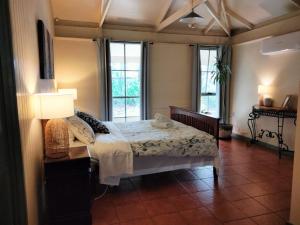 莱克斯恩特伦斯卡里姆纳伍兹小屋旅馆的一间卧室配有一张带灯和窗户的床