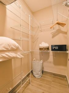圣多明各Fully Serviced Apartment at Regatta Living II - 6C的玻璃架步入式衣柜