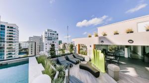 圣多明各Fully Serviced Apartment at Regatta Living II - 6C的一个带游泳池和大楼的阳台