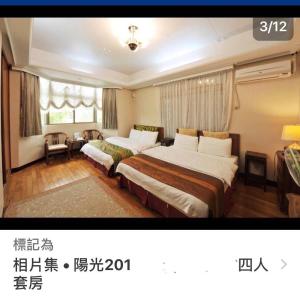 礁溪雲湘居的酒店客房设有两张床和窗户。