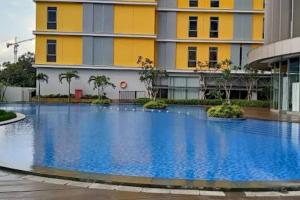 Apt Pejaten Park 2 BR Rust dgn Swim Pool & Netflix内部或周边的泳池