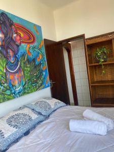 萨尔瓦多Salvador Dance-Hall Cuartos Privados的一间卧室配有一张壁画床