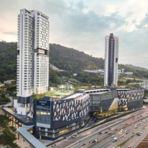 吉隆坡Studio at The Ridge KL East J的一座有两座高楼和高速公路的城市