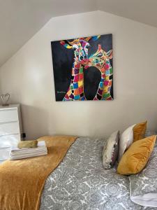 斯旺西The Shed . A cosy, peaceful, 96% recycled, chalet.的一间卧室配有一张带长颈鹿绘画的床