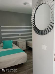 英格兰海滩澳大利亚公寓式酒店的卧室配有一张床,墙上设有镜子