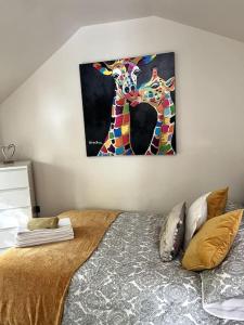 斯旺西The Shed . A cosy, peaceful, 96% recycled, chalet.的一间卧室配有一张壁画床