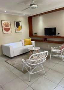 奥拉涅斯塔德Montana Eco Resort Aruba的客厅配有沙发和桌椅