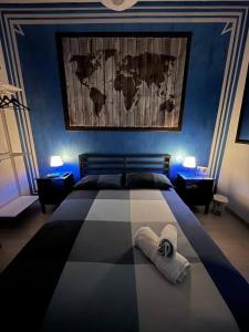 阿韦利诺Light Home的卧室配有一张大床,墙上挂有地图