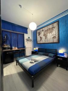 阿韦利诺Light Home的蓝色的卧室,配有床和蓝色的墙壁