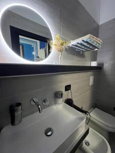 阿韦利诺Light Home的一间带水槽、镜子和卫生间的浴室