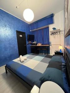 阿韦利诺Light Home的蓝色卧室配有一张床和一张书桌