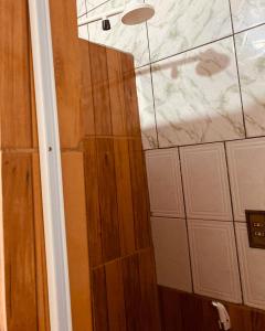 马瑙斯RESIDENCIAL OLIVEIRA的带淋浴的浴室和木门