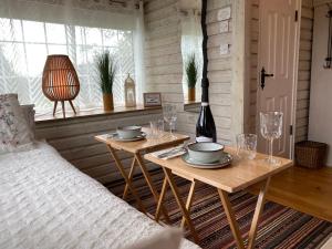 波特劳伊斯Adorable Cabin in the Countryside的一间设有两张桌子、一张床和窗户的房间