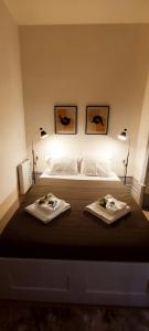 布拉加Vila Santa Cruz Guest House的一间卧室配有一张床,上面有两条毛巾