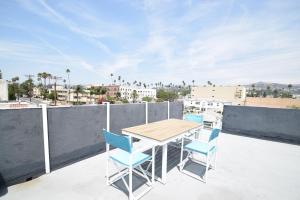 洛杉矶Hollywood Business Suites的美景阳台配有桌椅