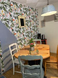 穆巴赫索蒙斯特appartement Vintage a l ancienne forge的一间带木桌和椅子的用餐室