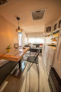 拉努西亚Caravana- Glamping Casa tortuga的一间厨房,里面配有桌椅