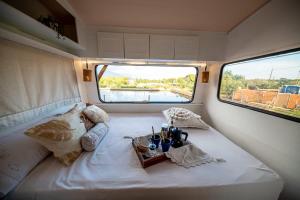 拉努西亚Caravana- Glamping Casa tortuga的一间设有一张桌子和一张床铺的房间