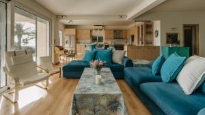 帕特雷Crystal Villa Patras的客厅配有蓝色的沙发和桌子