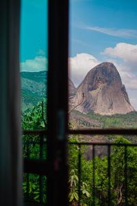 佩德拉阿祖尔Blue Flat Pedra Azul - Com Vista pra Pedra的窗户享有山景。