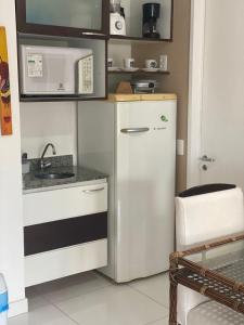 嘎林海斯港Beach Class Muro Alto Condomínio Resort - New Time的小厨房配有冰箱和微波炉。