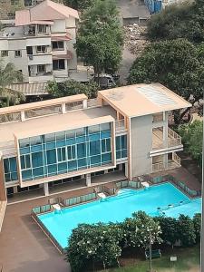 浦那Royal Suites - 3 rooms Appt -Blue的享有带游泳池的建筑的空中景致