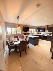 LlanstadwellTide Cleddau impressive detached 4 bedroom home - Llanreath的厨房以及带桌椅的用餐室。