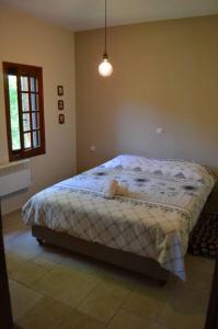 桑加拉达Villa Consta的卧室位于客房的角落,配有一张床