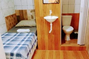 马瑙斯RESIDENCIAL OLIVEIRA的一间带水槽和卫生间的浴室