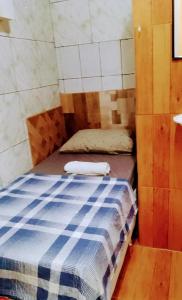 马瑙斯RESIDENCIAL OLIVEIRA的小房间设有蓝色和白色的床