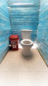 布兰卡滩白色海滩旅舍的一间带卫生间和垃圾桶的浴室