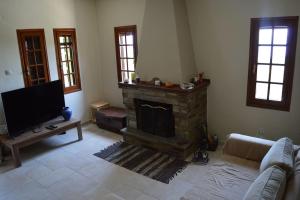 桑加拉达Villa Consta的客厅设有壁炉和电视。