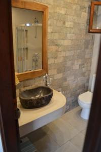 桑加拉达Villa Consta的一间带水槽和卫生间的浴室