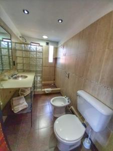 圣洛伦索Cabañas San Lorenzo的浴室配有白色卫生间和盥洗盆。
