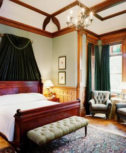 查尔斯顿温特沃斯大厦酒店的卧室配有床、椅子和窗户。