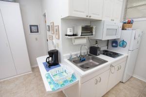 沃尔顿堡滩Bayou Dwellers Cabana Colony #6的厨房配有水槽和白色冰箱