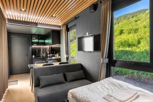 松达尔Sogndal Fjordpanorama的带沙发和窗户的客厅