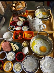 巴库Maajid Hotel & Restaurant的鸡蛋和其他食物的托盘
