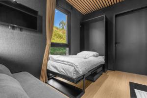 松达尔Sogndal Fjordpanorama的一间卧室设有一张床、一个窗口和一台电视。