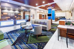 休斯顿Holiday Inn Express & Suites - Houston - N Downtown, an IHG Hotel的医院的大厅,里面配有沙发和椅子