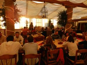 隆达唐哈维尔酒店的一群坐在餐厅桌子上的人
