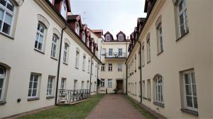 维尔纽斯Shabby Chic - apartment in the Heart of Vilnius Old Town的城市两座建筑之间的小巷